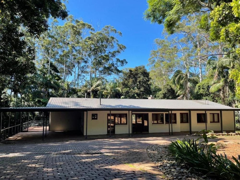 PETHERS RAINFOREST RETREAT 2/50