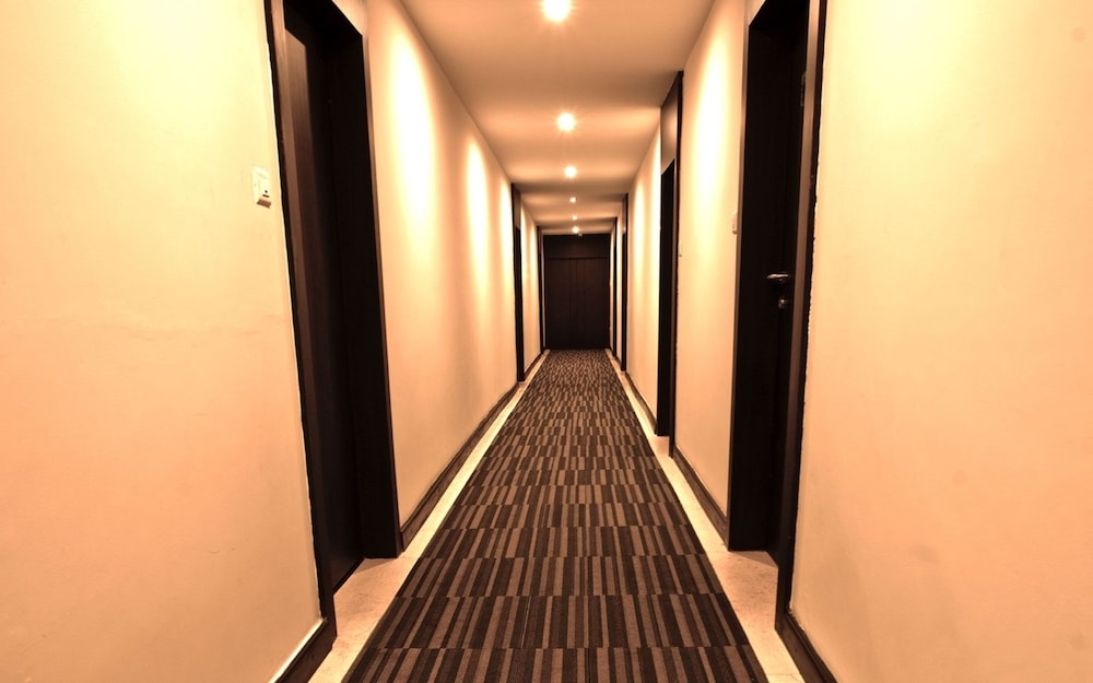 J HOTEL 23/40