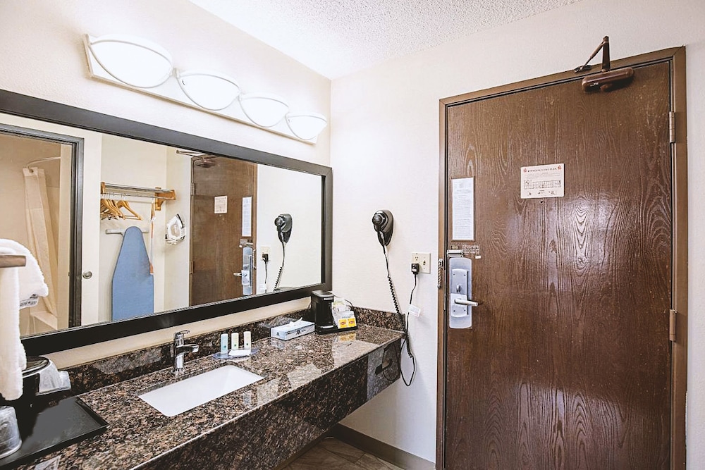 Norwood Inn & Suites Milwaukee 40/43