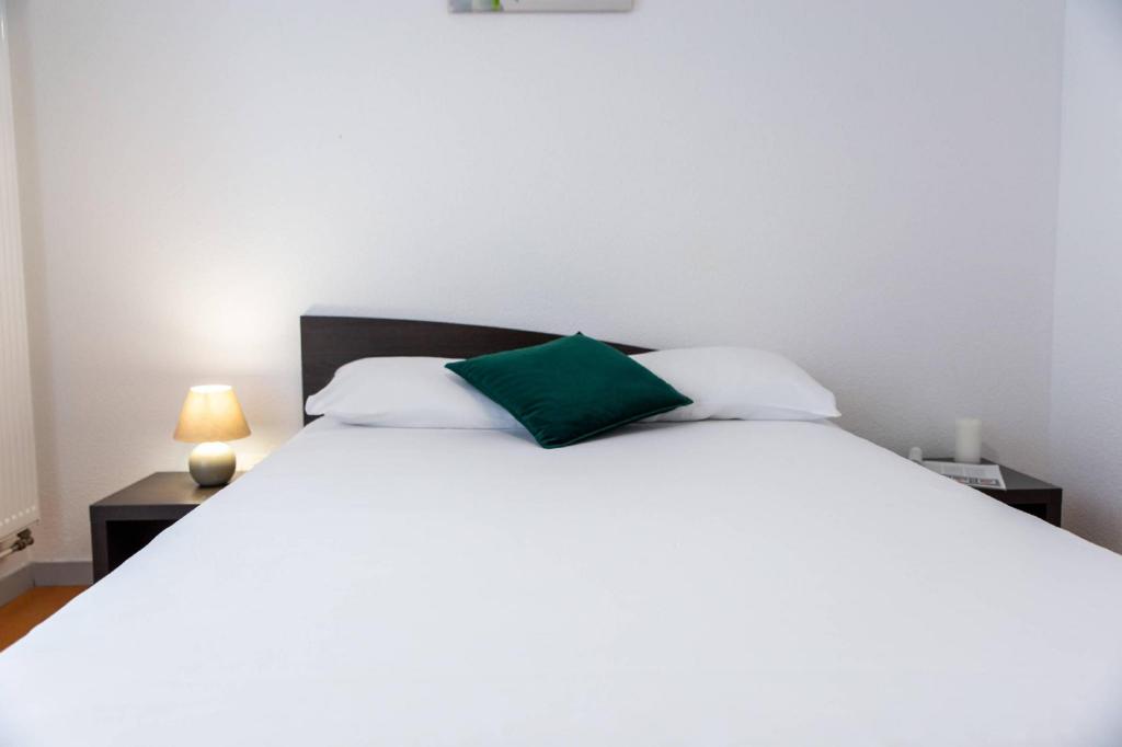 Upgrade, Efficiency, Double Bed