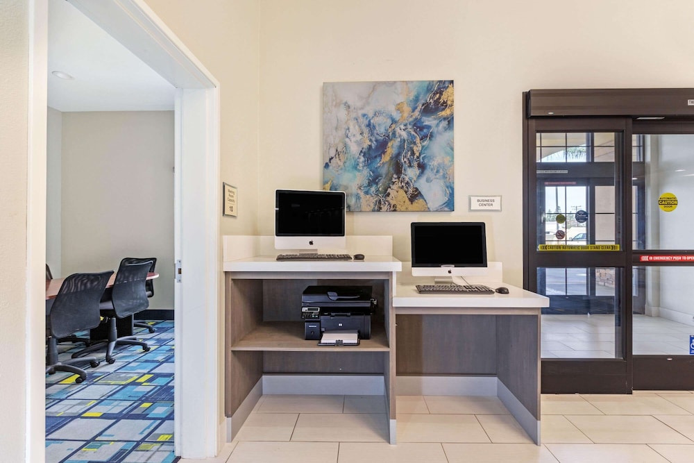 La Quinta Inn & Suites By Wyndham NE Long Beach/Cypress 44/51