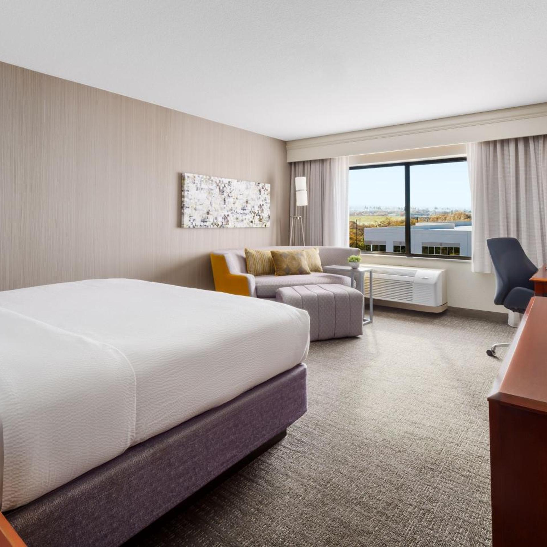 غرفة بسرير كينج مع أريكة في طابق مرتفع، Courtyard by Marriott Roseville Galleria Mall/Creekside Ridge Drive 4/14