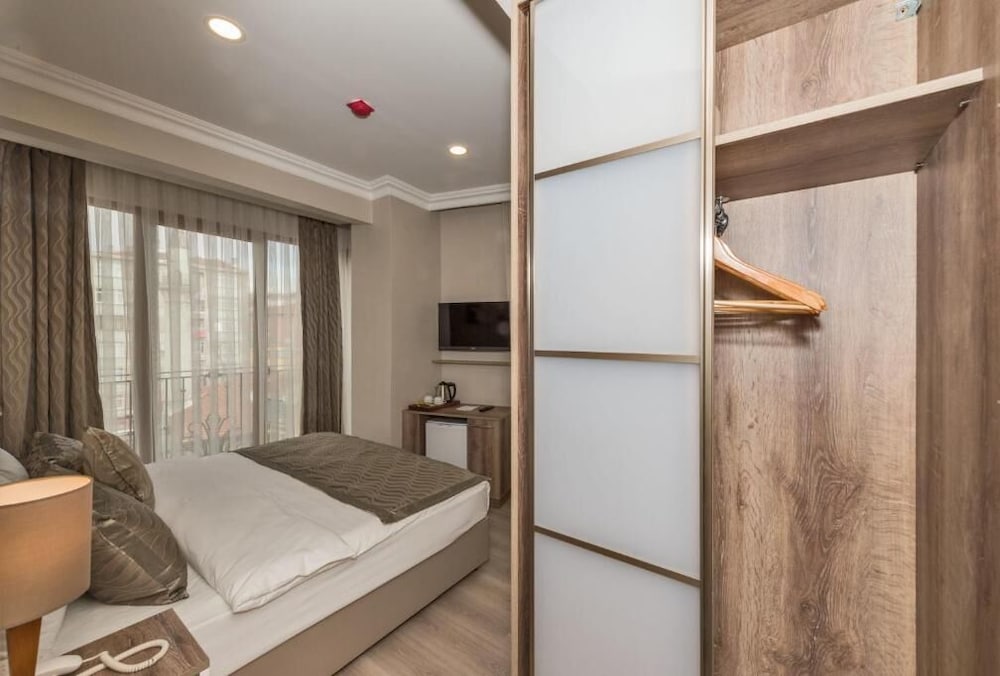 Alphonse Hotel 31/50
