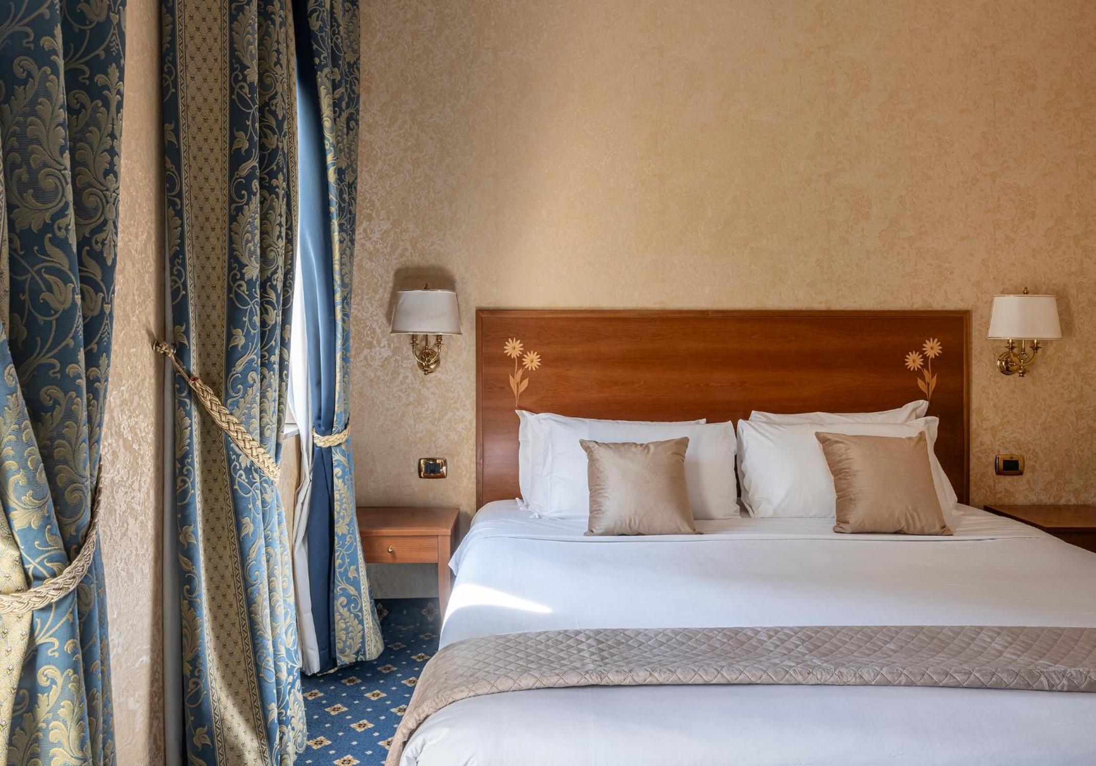 ROOM, DOUBLE BED