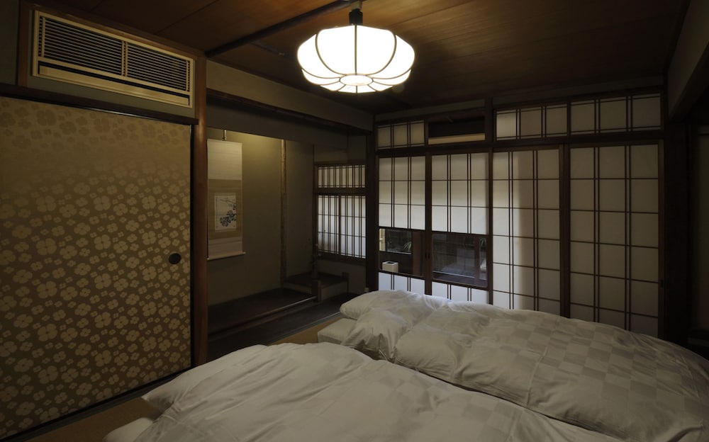 Traditional Kyoto Inn serving Kyoto cuisine IZUYASU 16/50