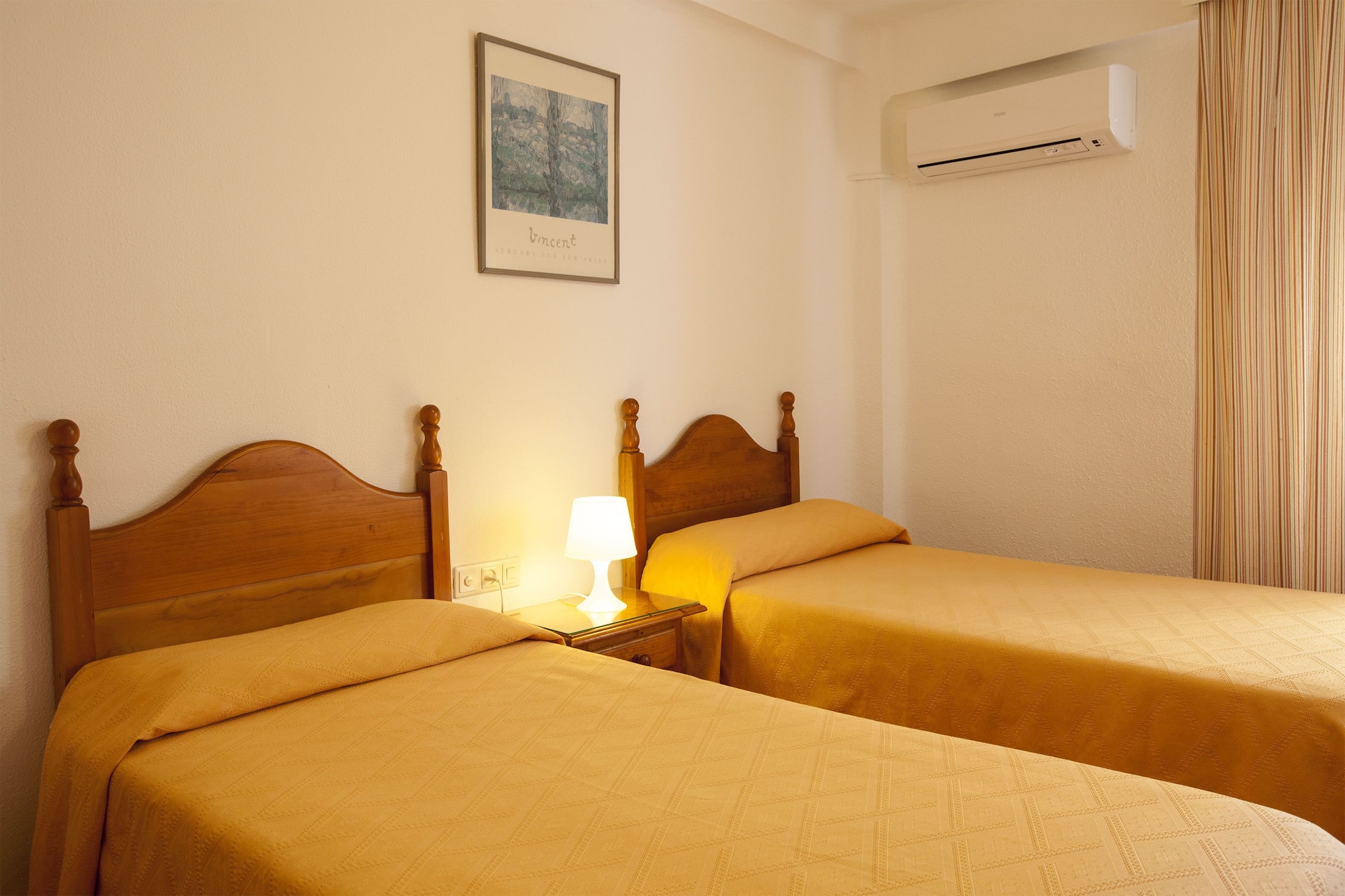DELUXE, DOUBLE BED, SHARED BATHROOM