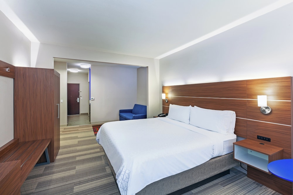 Holiday Inn Express Hotel Suites Orange 34/70