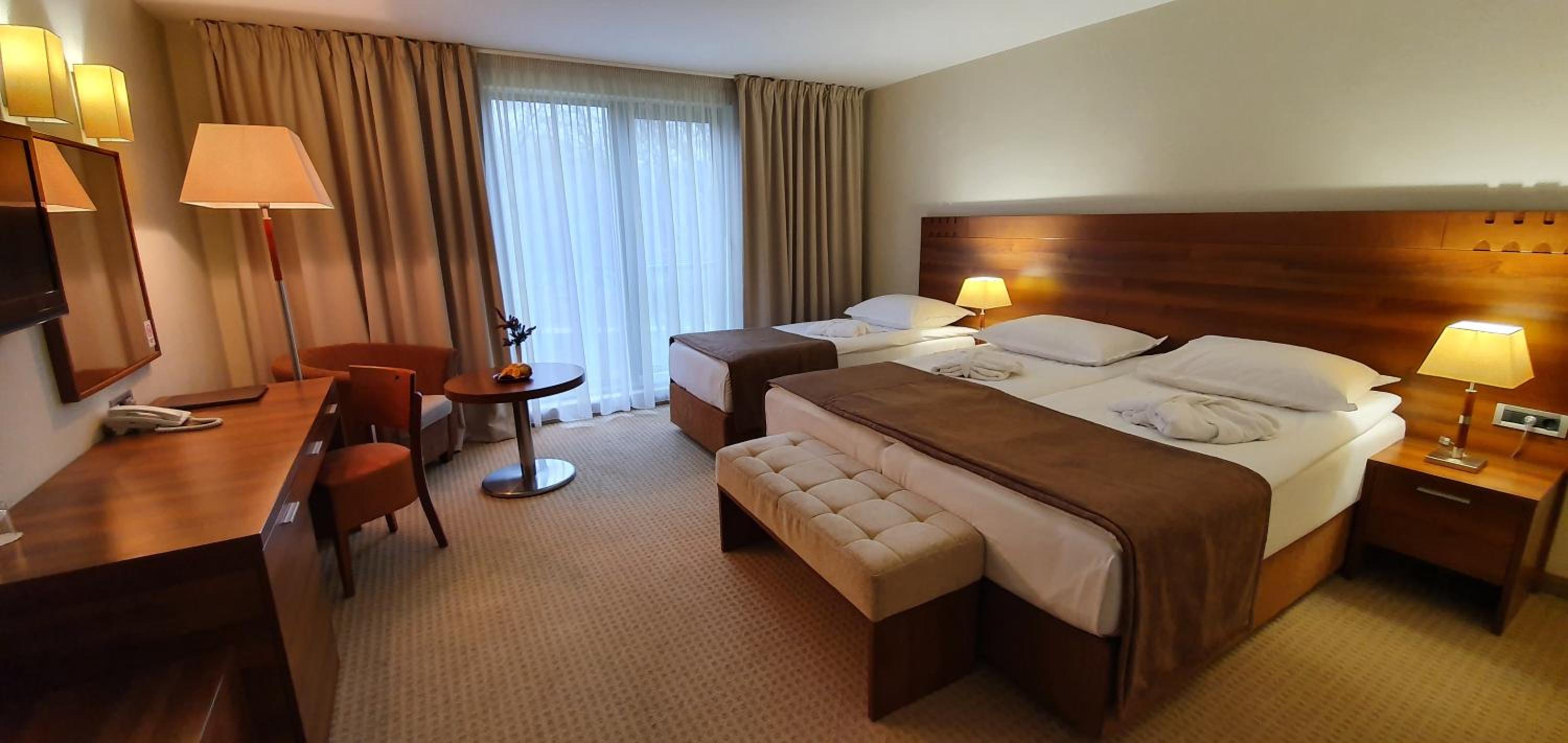 SUPERIOR, TRIPLE, 3 BEDS