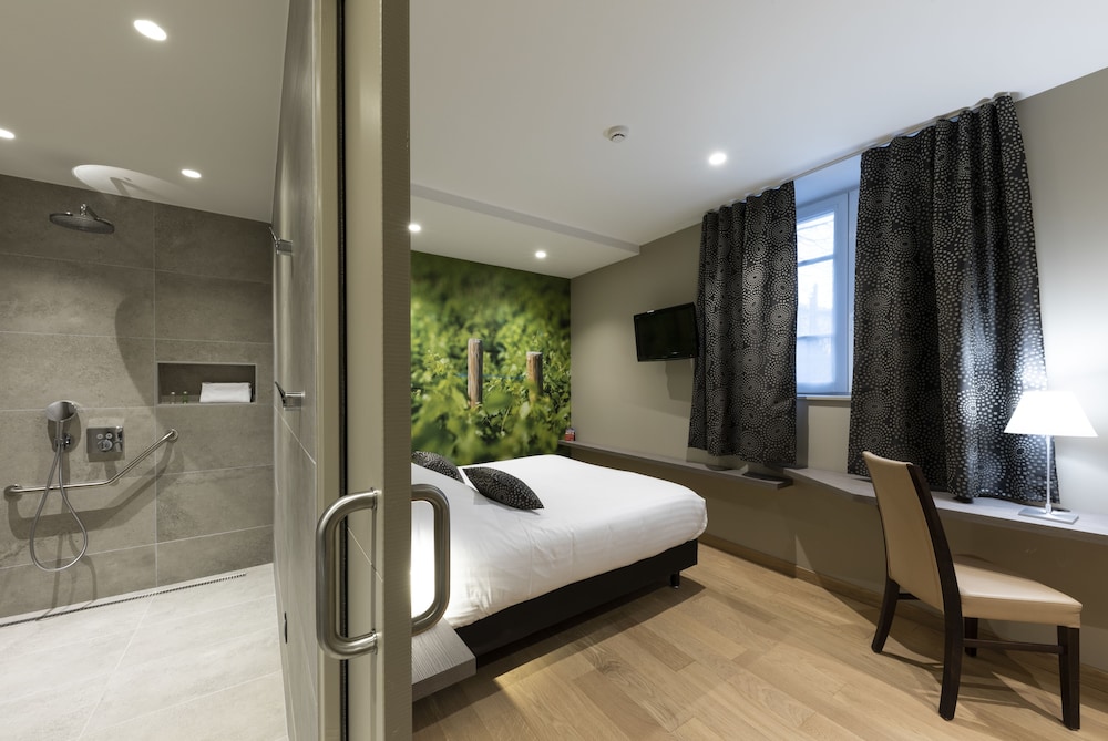 Serenity, Queen Bed, Accessible
