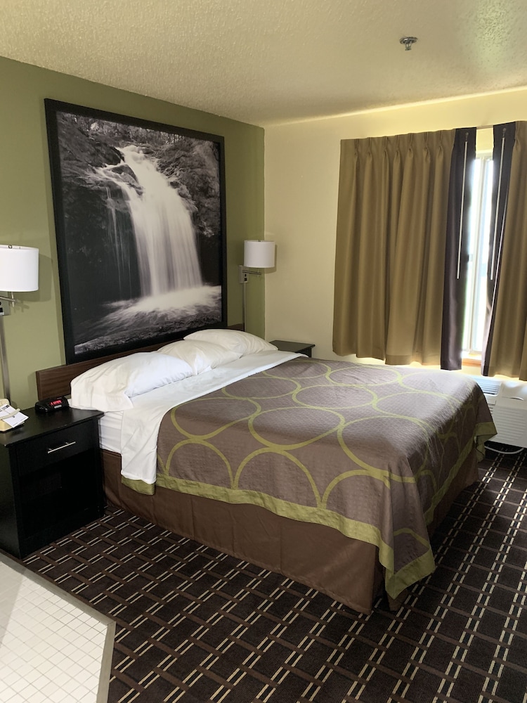 Super 8 by Wyndham Watertown WI 12/49