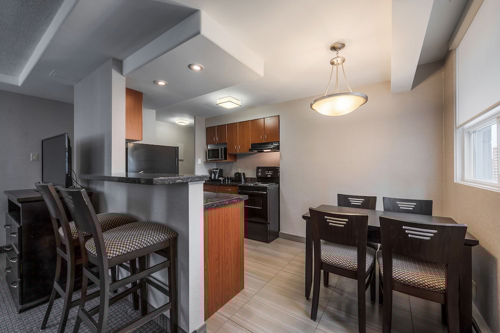 Coast Calgary Downtown Hotel and Suites by APA 44/61