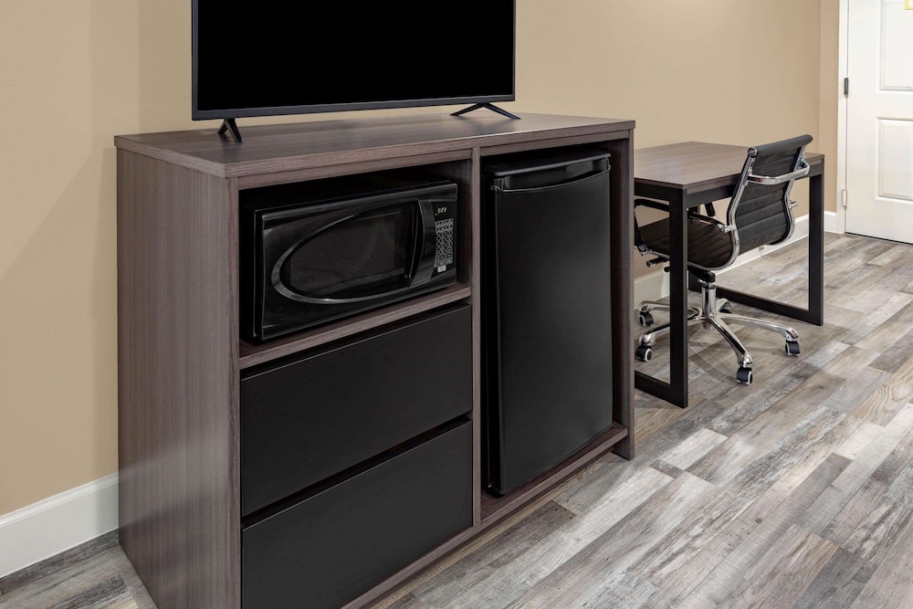 Super 8 by Wyndham Houston NW Beltway 8-West Rd 18/20