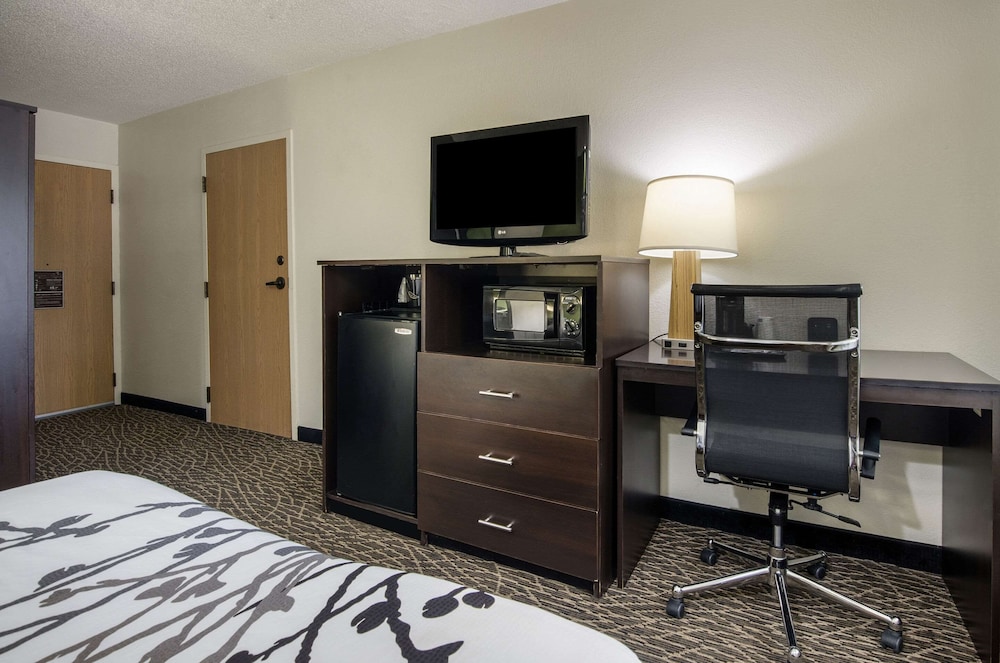 Sleep Inn Hanes Mall 32/38