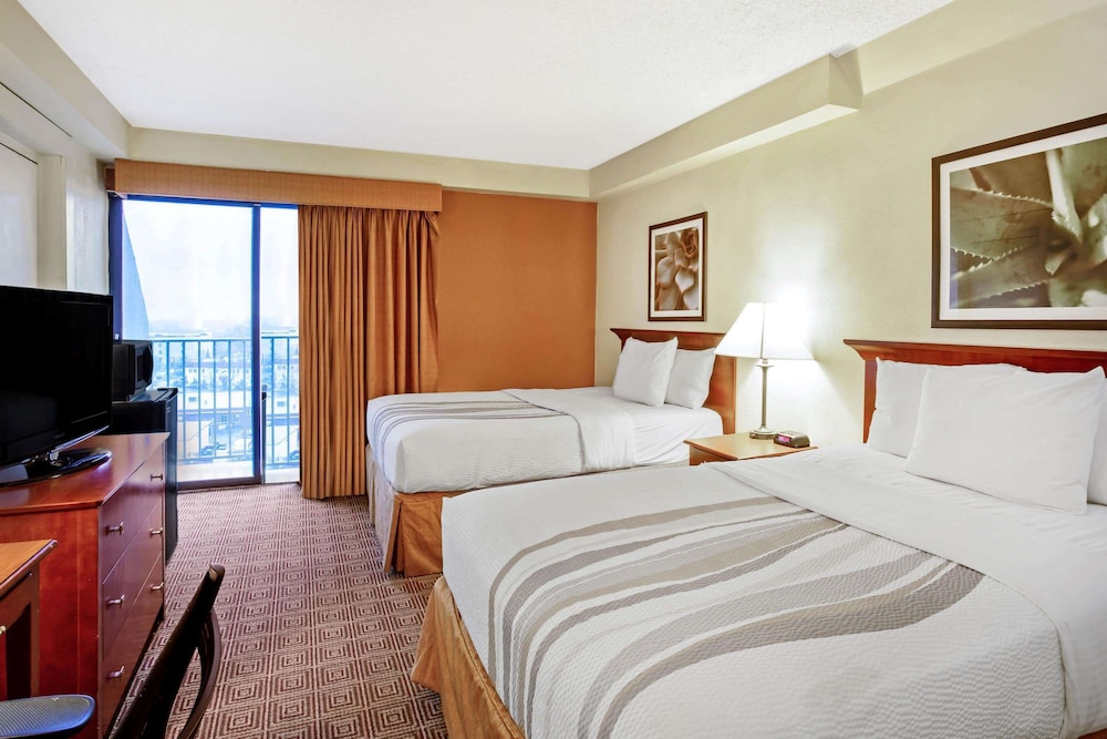La Quinta Inn & Suites by Wyndham Stamford / New York City 15/59