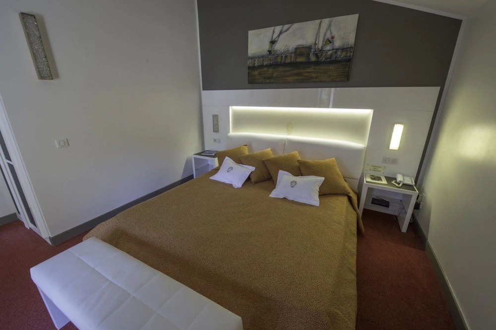 DELUXE, SUITE