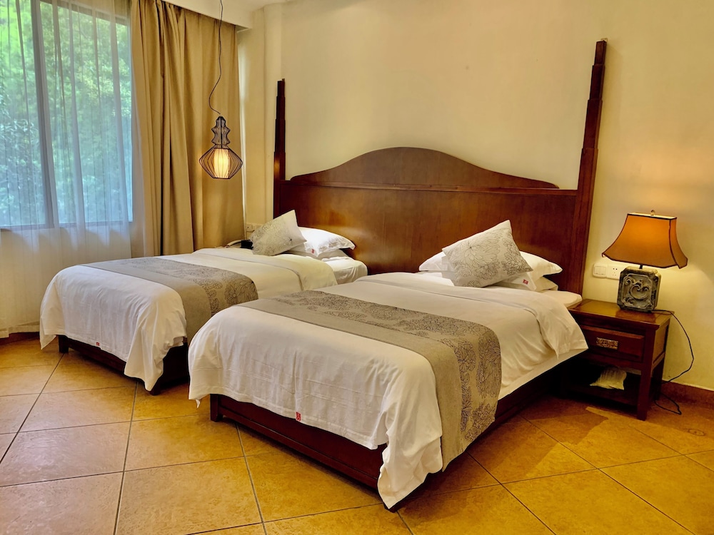 Guilin Crystal Crescent Moon Hotel 36/71