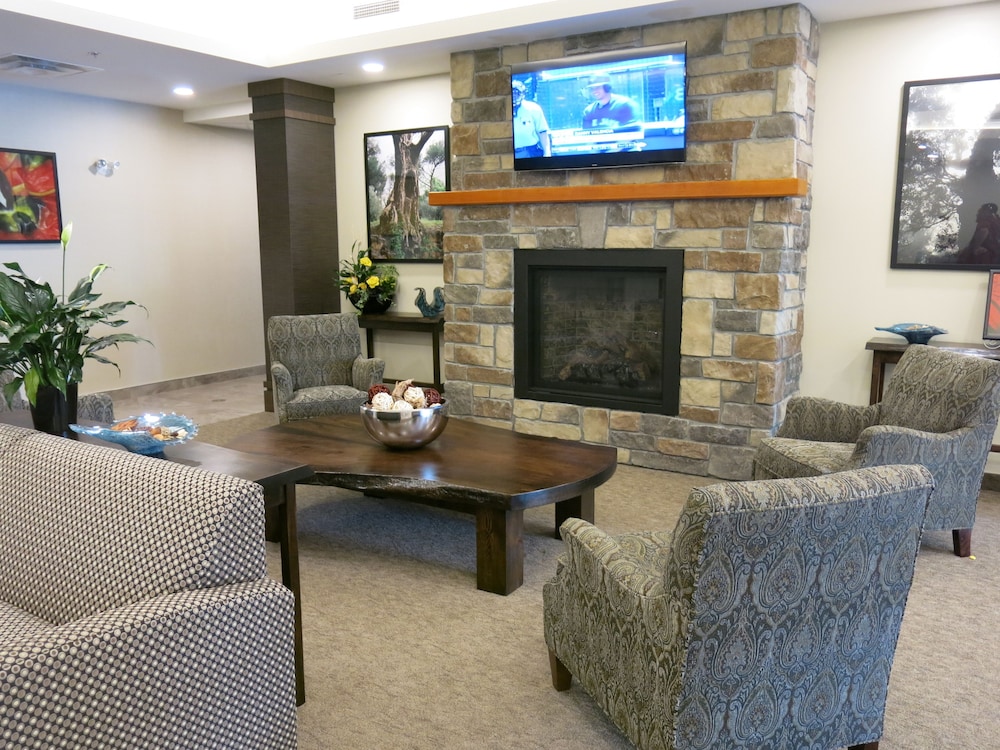 Days Inn & Suites By Wyndham Lindsay 23/43