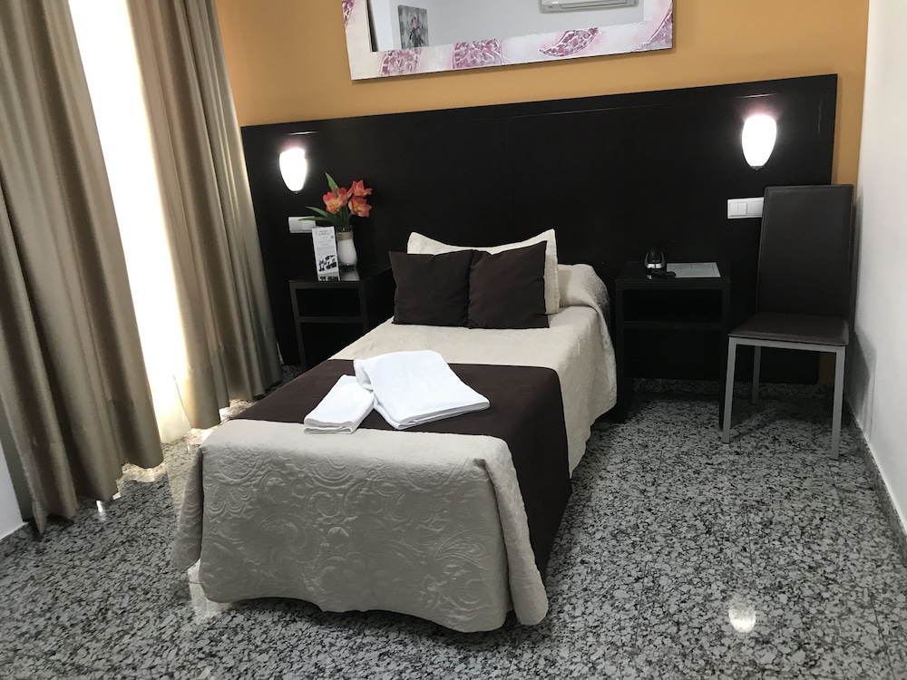 ROOM, SINGLE