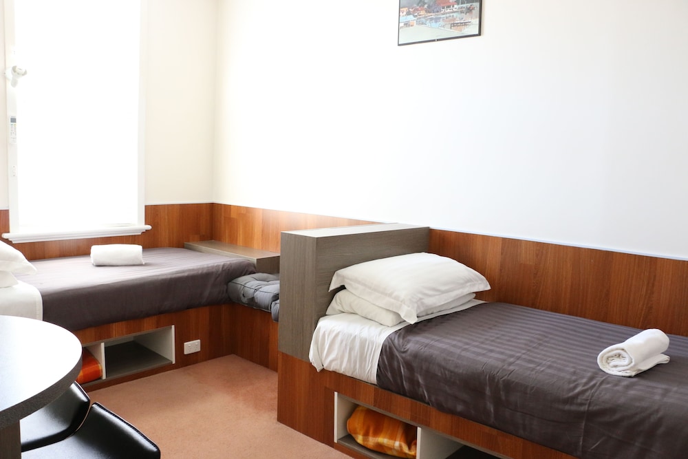 HOBART TOWER MOTEL 11/43