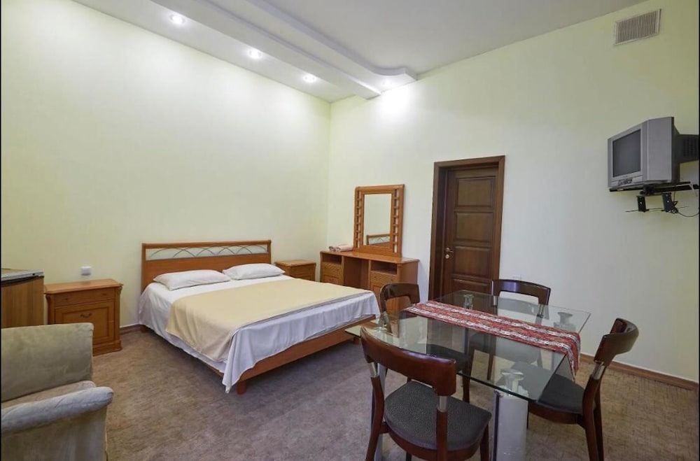 Bella Hotel 6/50