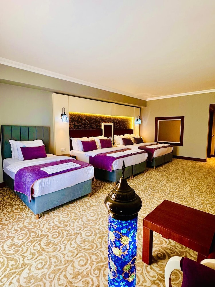 White Heaven Hotel 9/40