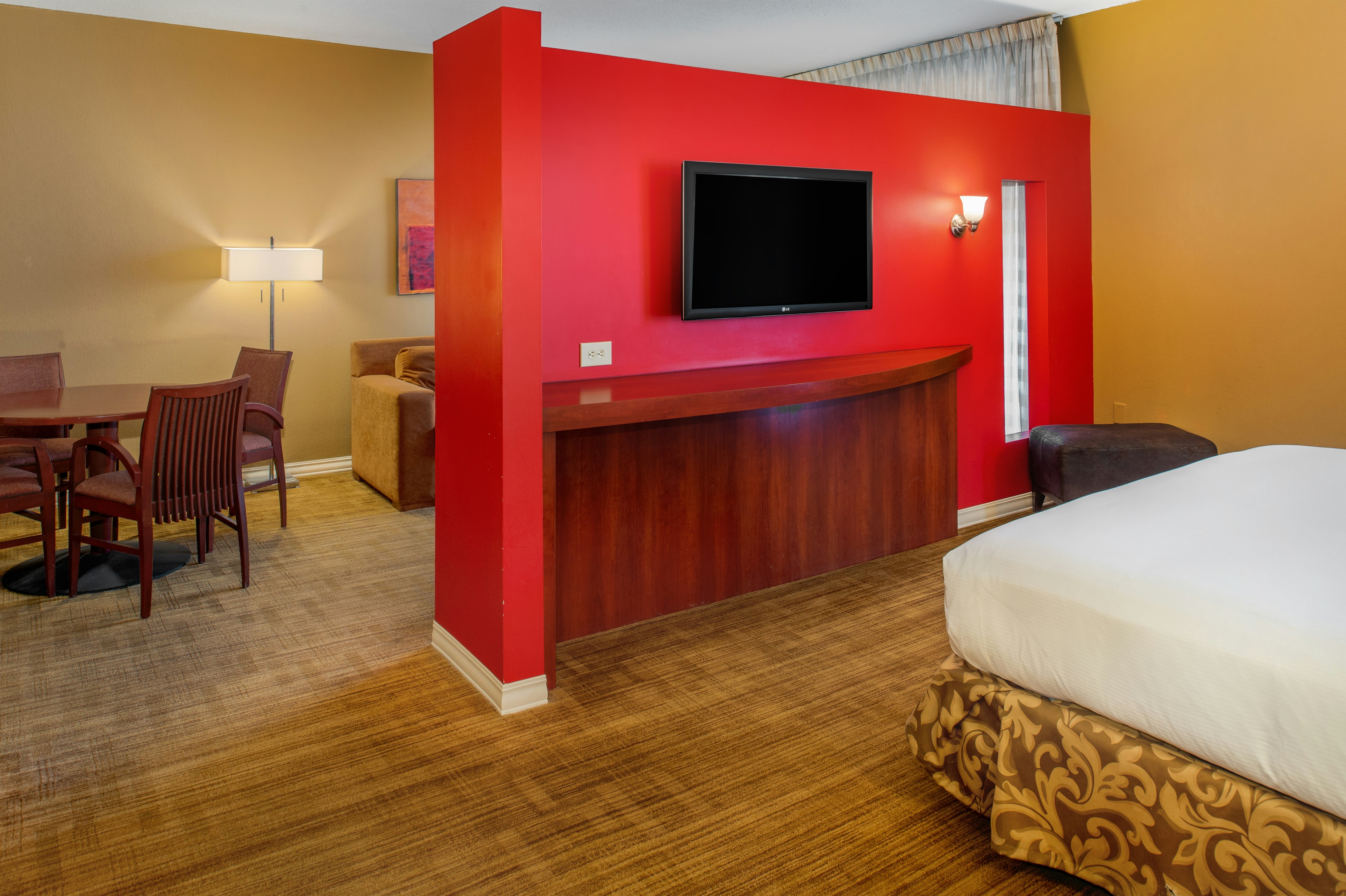 1 Bedroom, Deluxe, Suite, King Bed, Hilton St. Louis Airport 2/4