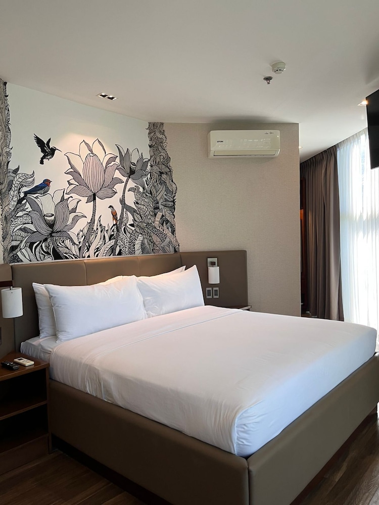 The Henry Hotel Roost Bacolod 23/93