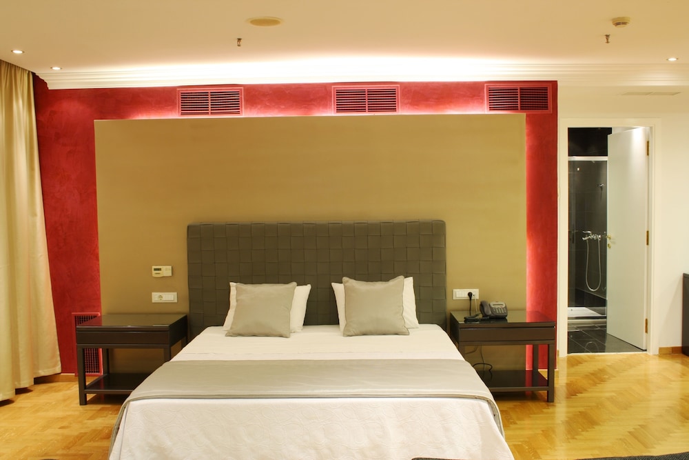 SEMI BASEMENT, SUITE