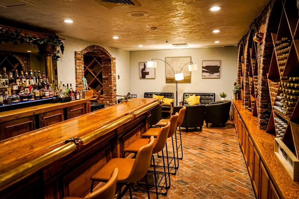 HISTORIC SANTA MARIA INN 48/67