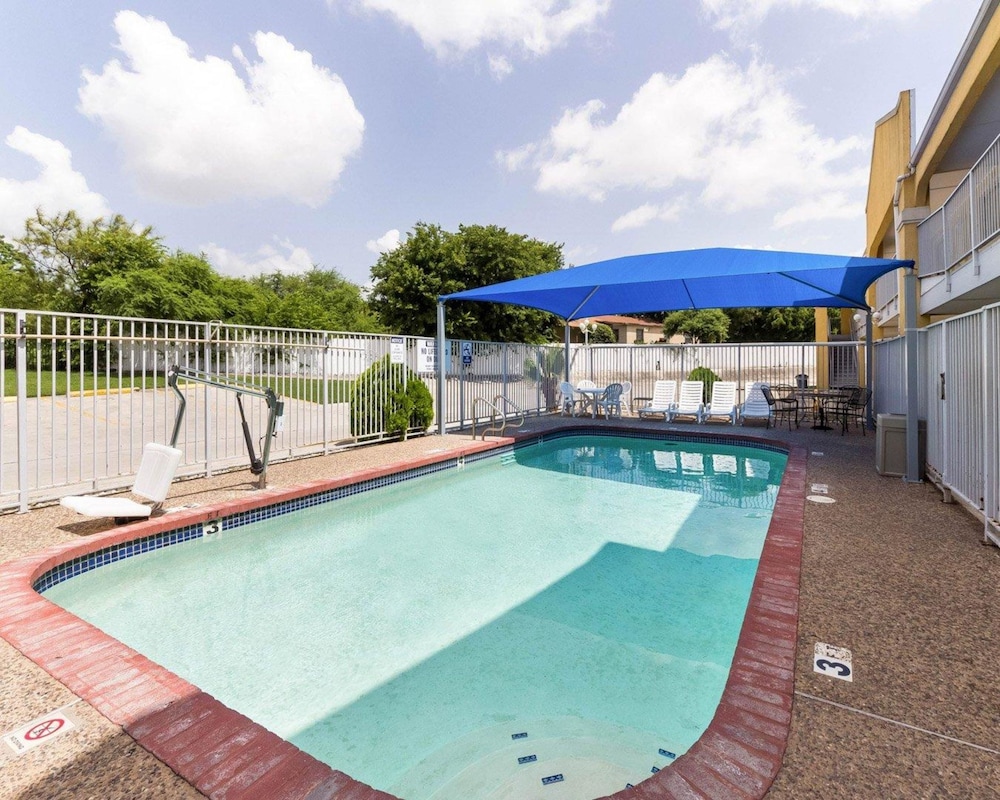 Econo Lodge Inn & Suites San Antonio near Frost Bank Center 19/25