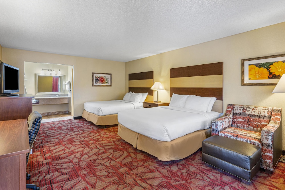 غرفة قياسية كبيرة بسريرين كوين بإطلالة على الفناء، Best Western Pine Springs Inn 4/10