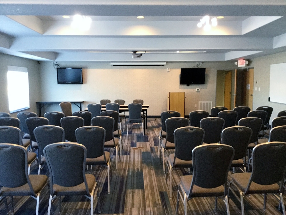 Holiday Inn Express Hotel Suites Hutto 63/72