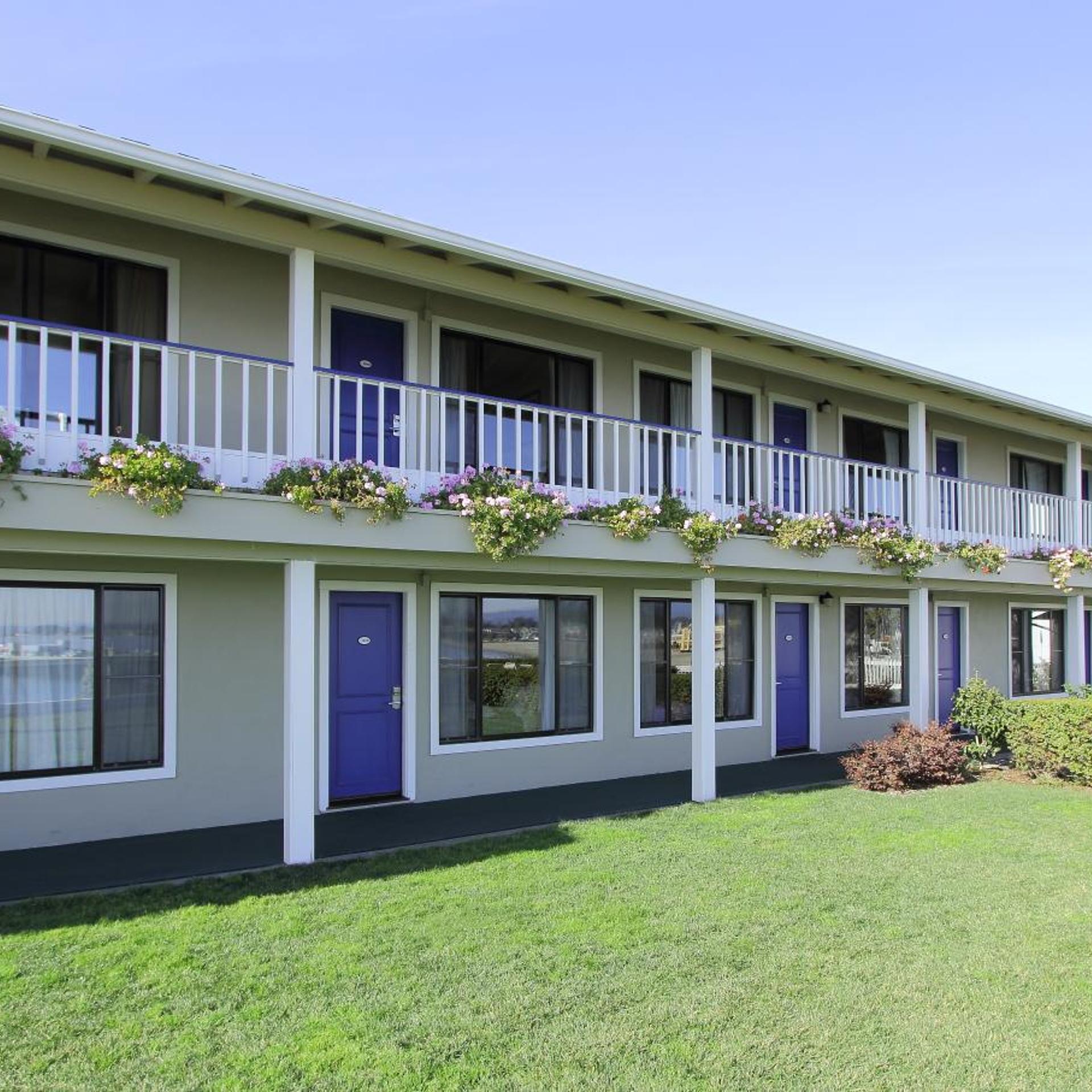 Sea & Sand Inn 35/41
