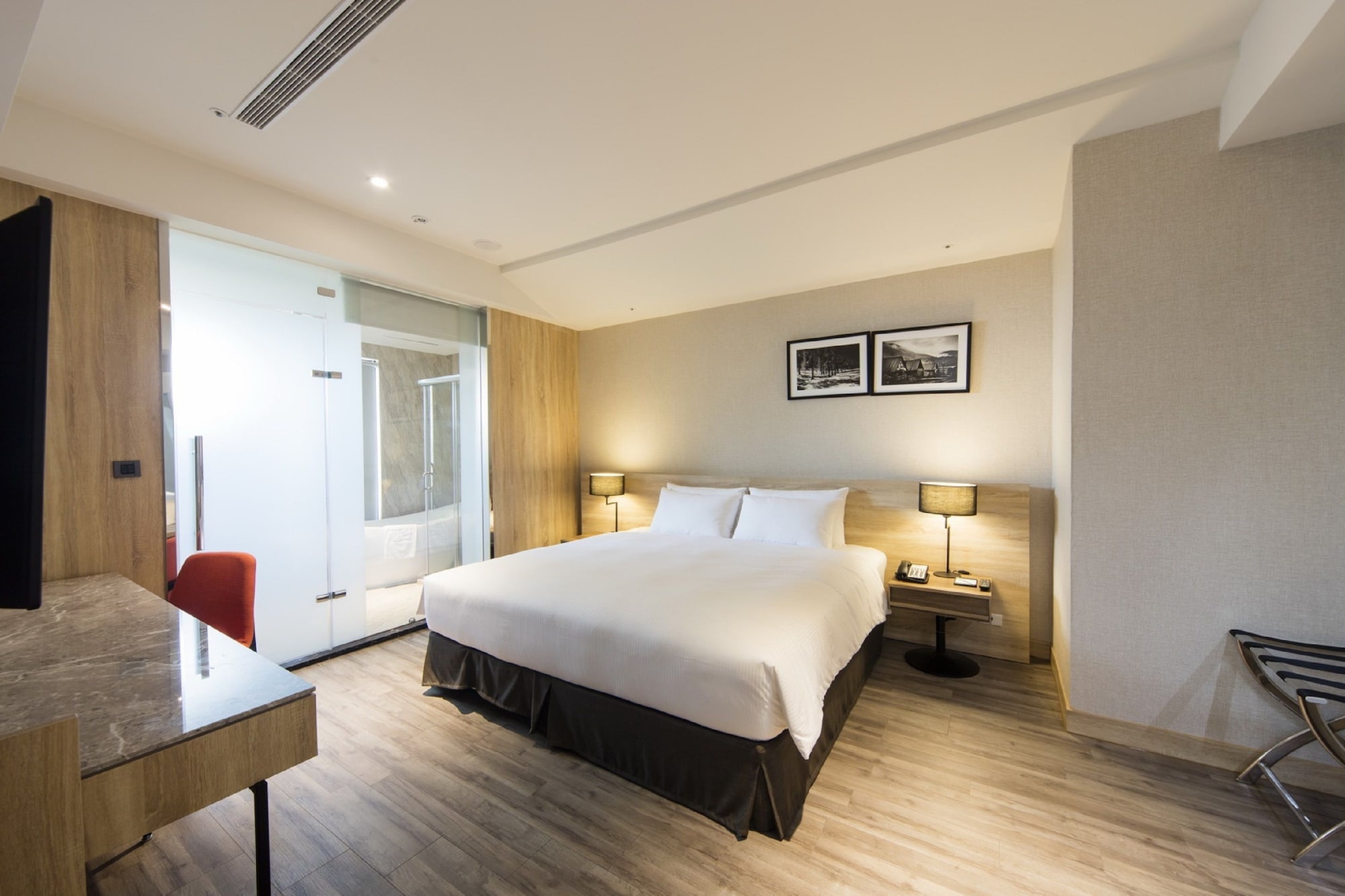 EXECUTIVE, KING BED