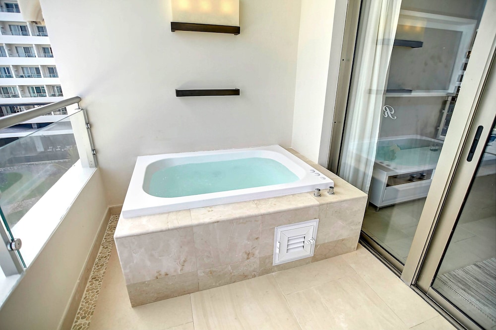 Royalton Blue Waters Montego Bay, An Autograph Collection All-Inclusive Resort 73/84