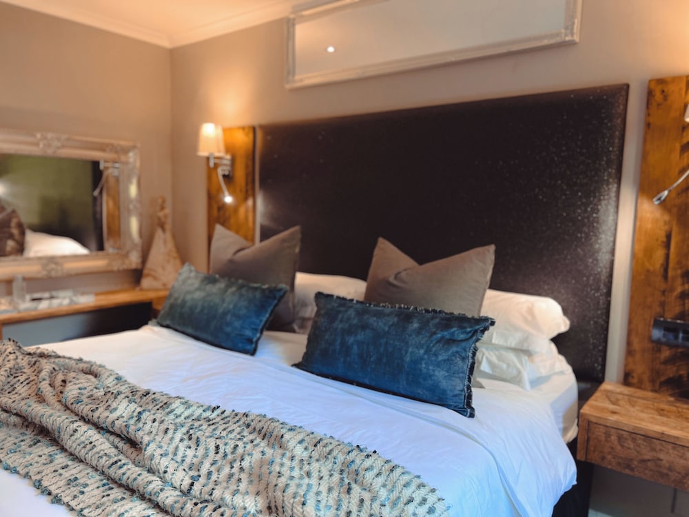 SUPERIOR, KING BED, HOT TUB