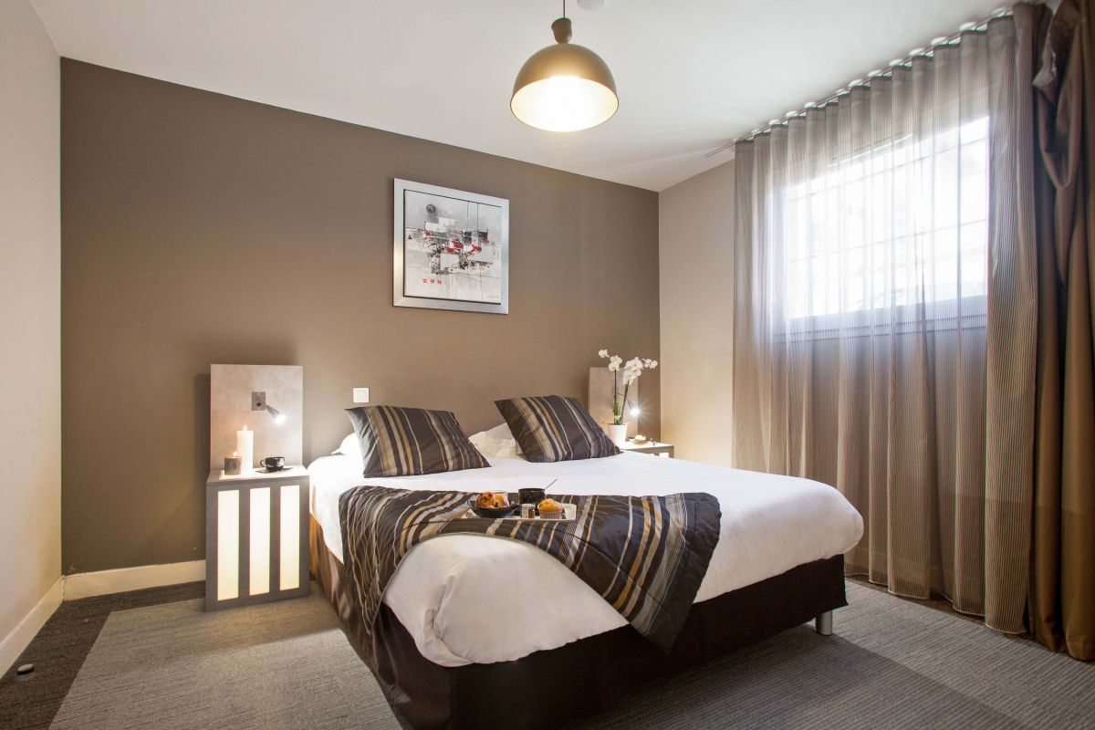 ROOM, DOUBLE BED