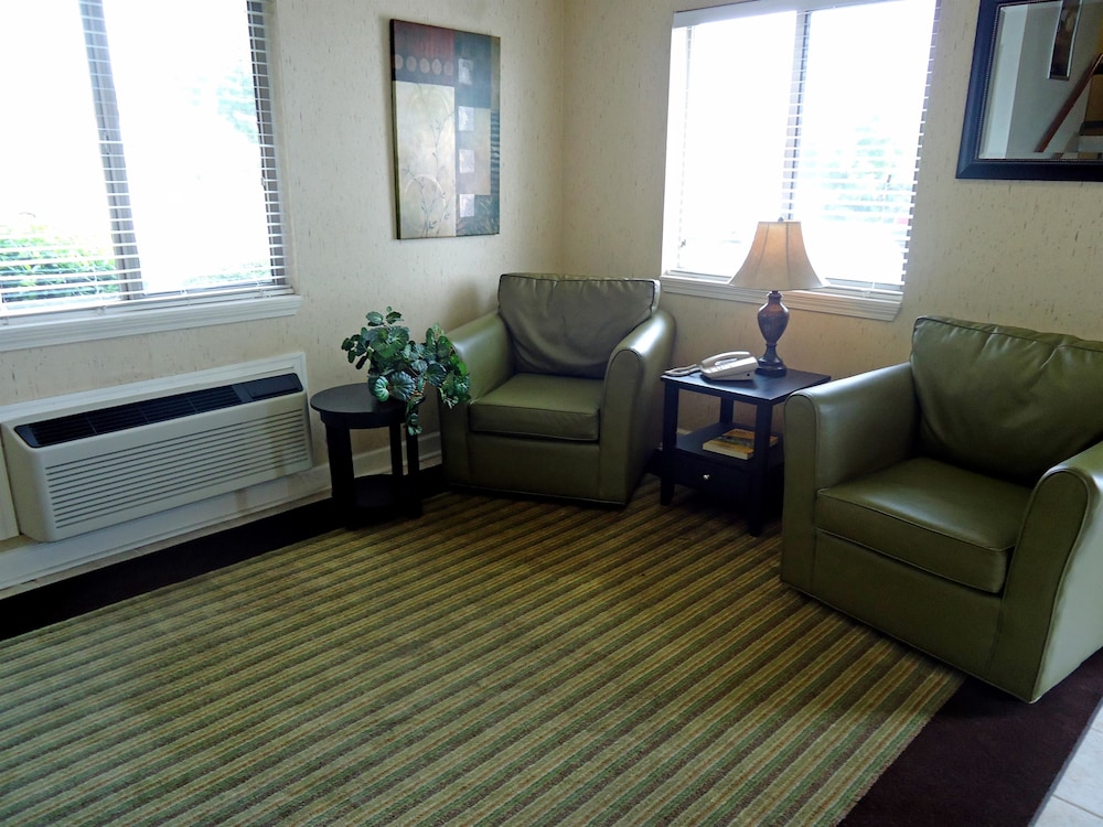 HomeTowne Studios & Suites by Red Roof Greensboro 22/28