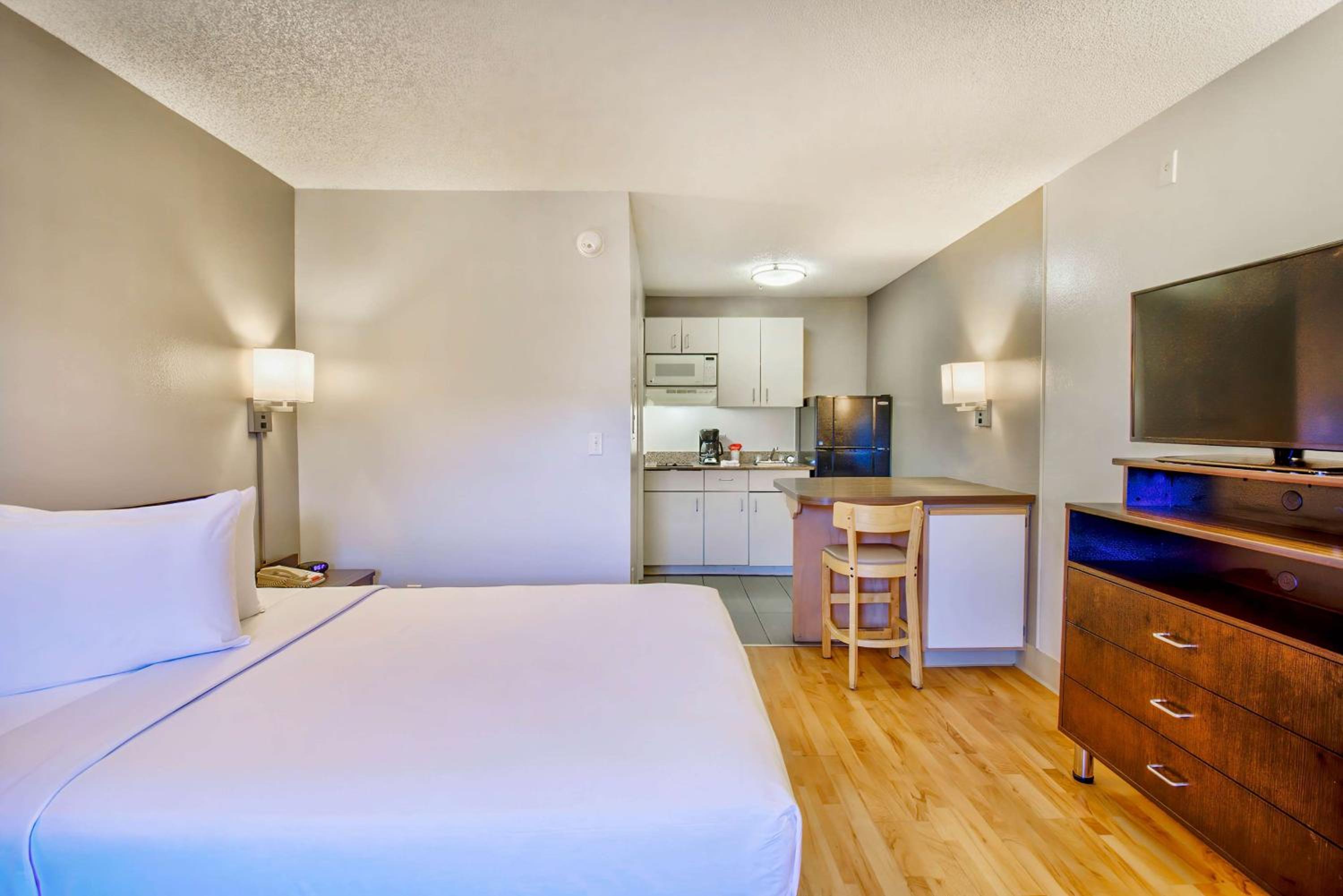 1 Queen Bed - Mobility Accessible Tub Smoking