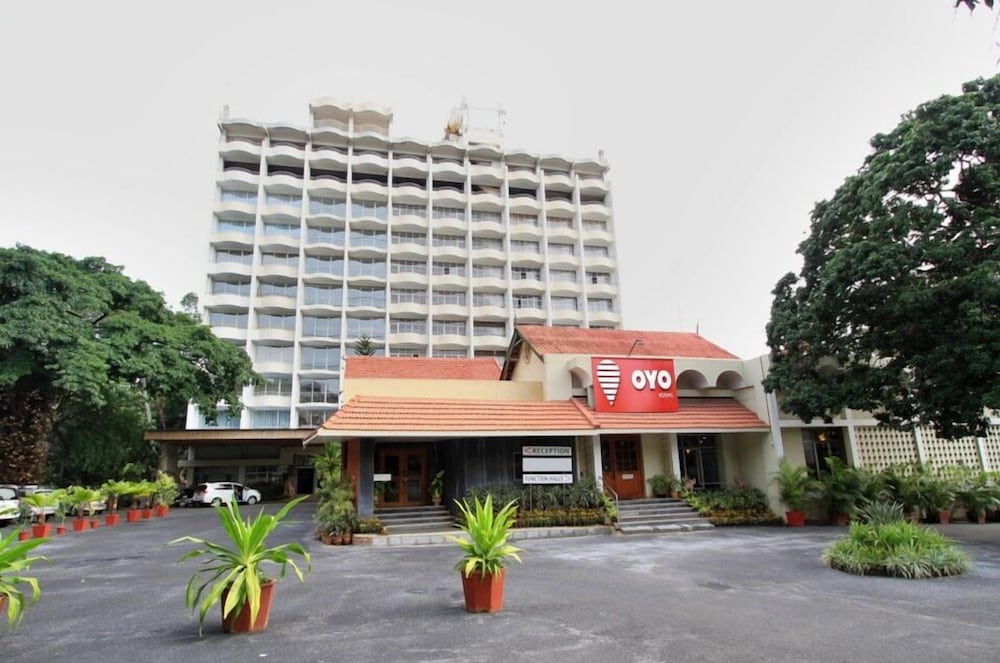 WOODLANDS HOTEL 8/50