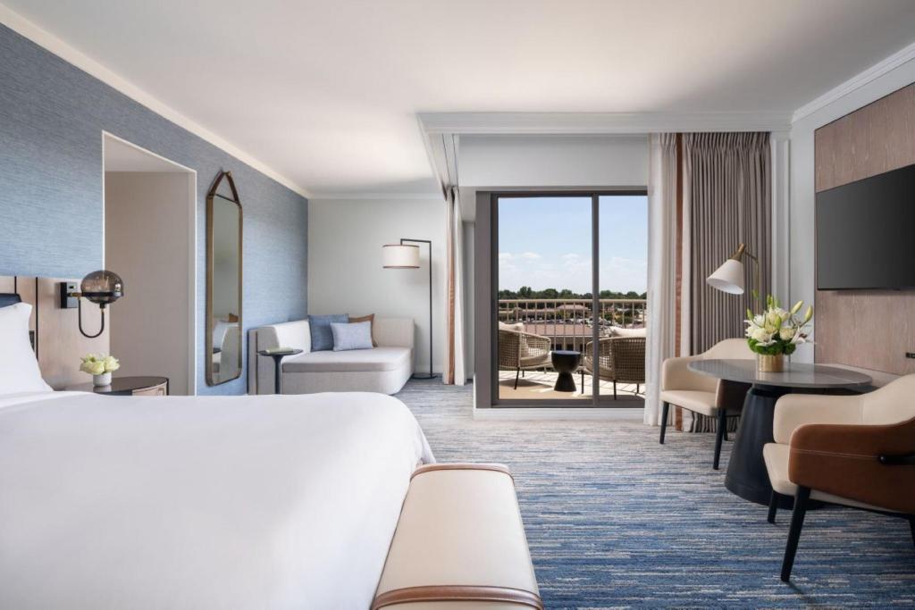 Guest Room, King Bed, Balcony, Club Lounge Access, Club Tower, Corner