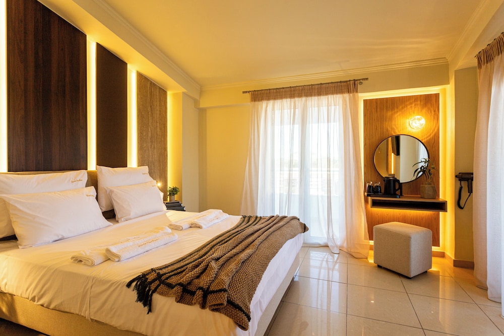 Junior Suite, Queen Bed, Outdoor Jetted Tub
