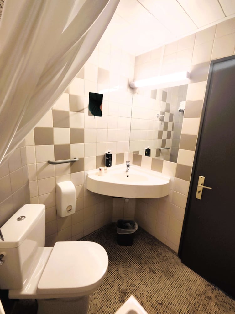 غرفة بسرير كوين وسرير فردي، Brit Hotel Suisse Et Bordeaux 9/10
