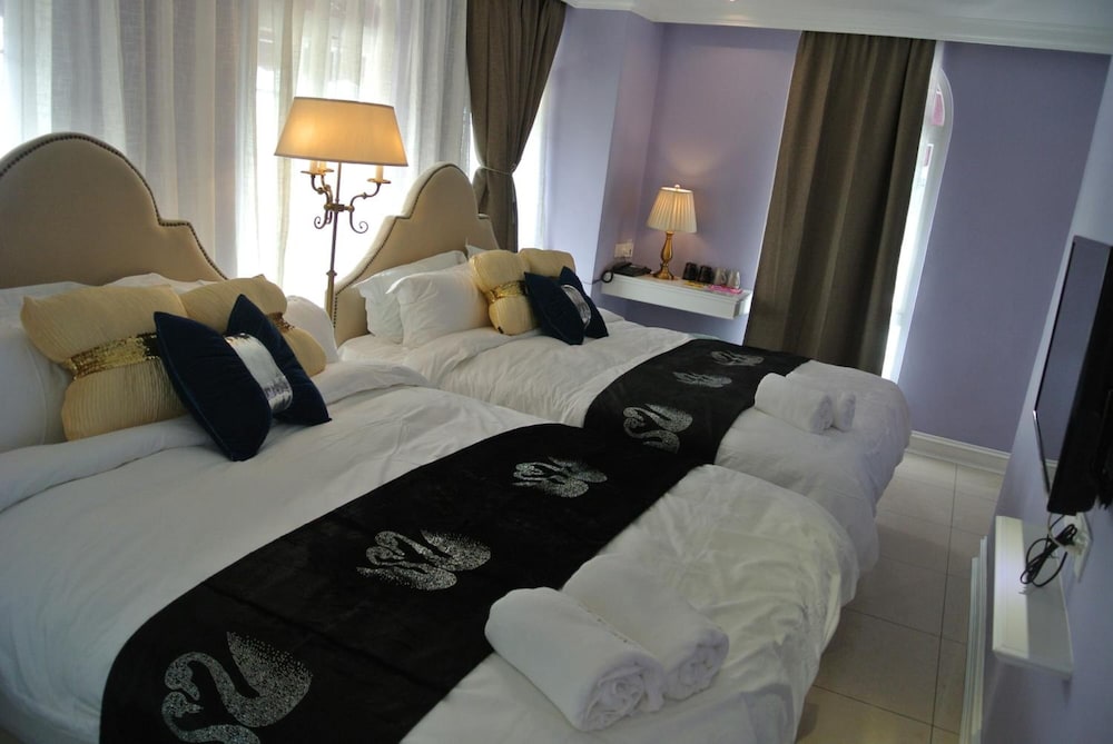 1 Day Car Hotel Station 18 8/38