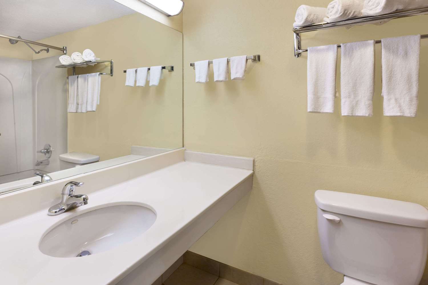 Days Inn by Wyndham Albion 10/11