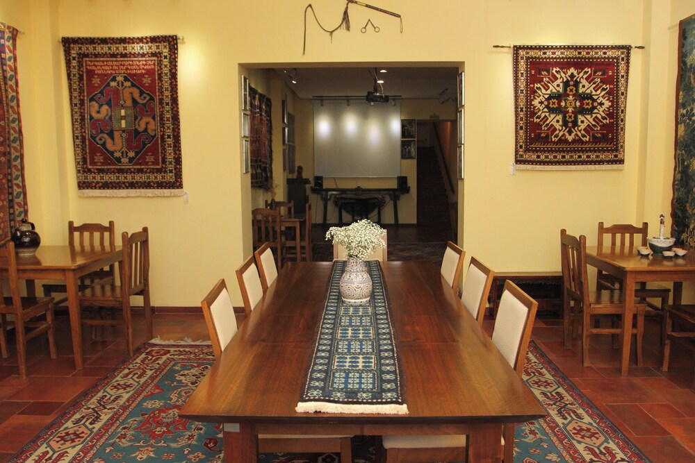 Silk Road Hotel 46/49