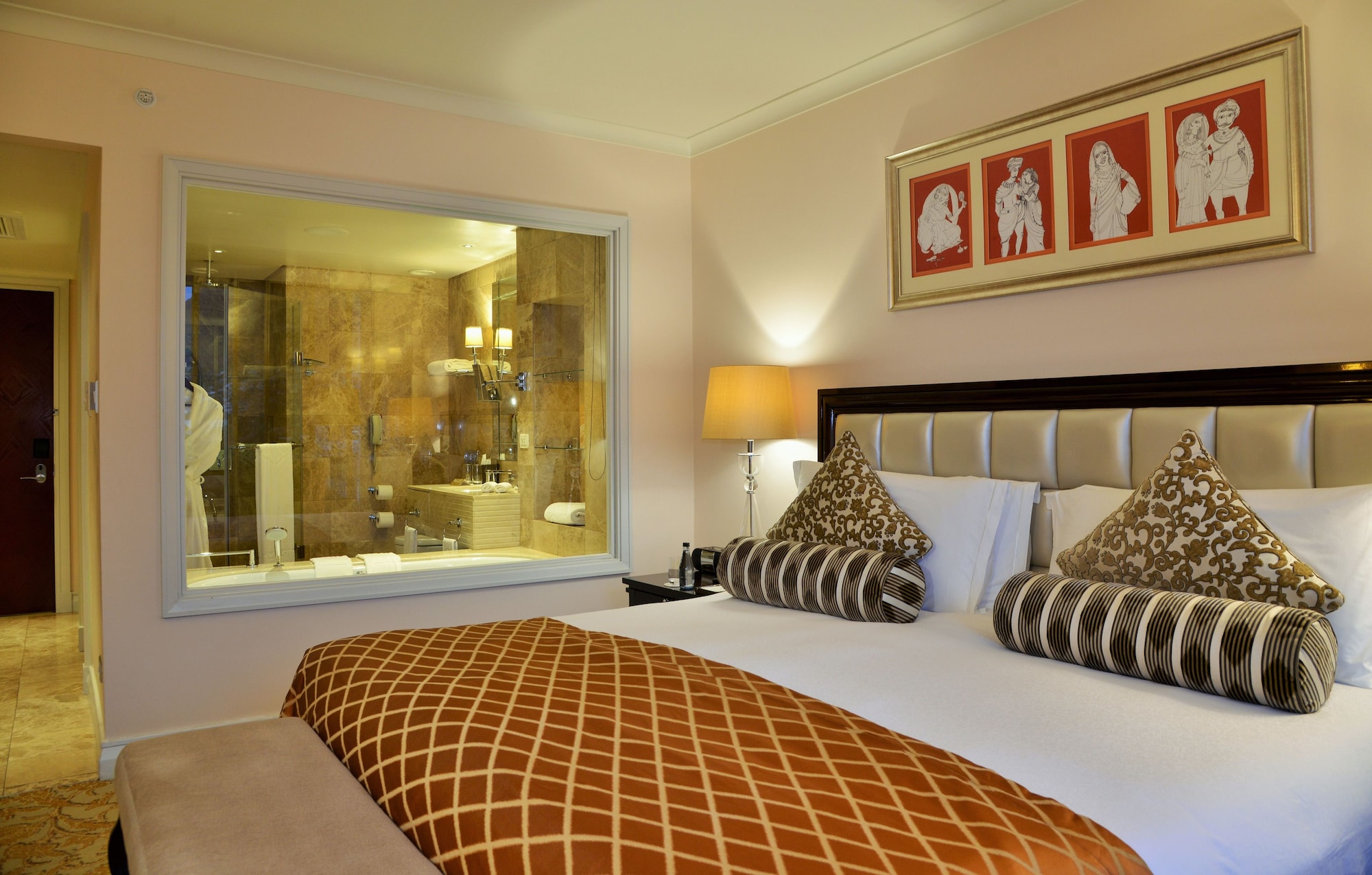 INTERIOR, SUPERIOR, KING BED