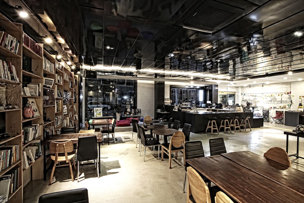 1% Hostel 48/59