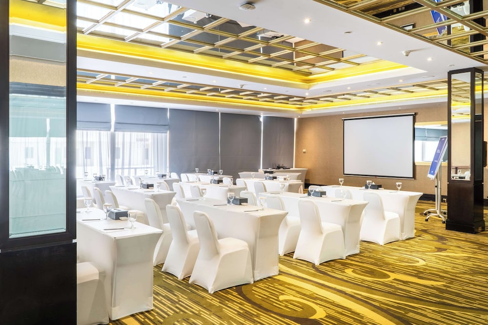 Radisson Blu Hotel and Resort Abu Dhabi Corniche 75/88
