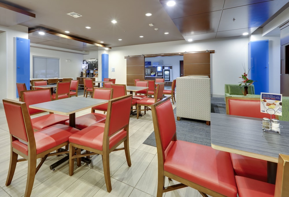 Holiday Inn Express Hotel And Suites Denton Unt Twu 54/68